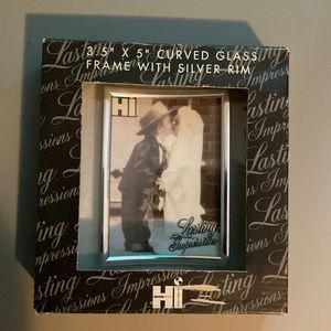 Lasting Impressions3.5 x5” curved glass frame with silver rim.  H82